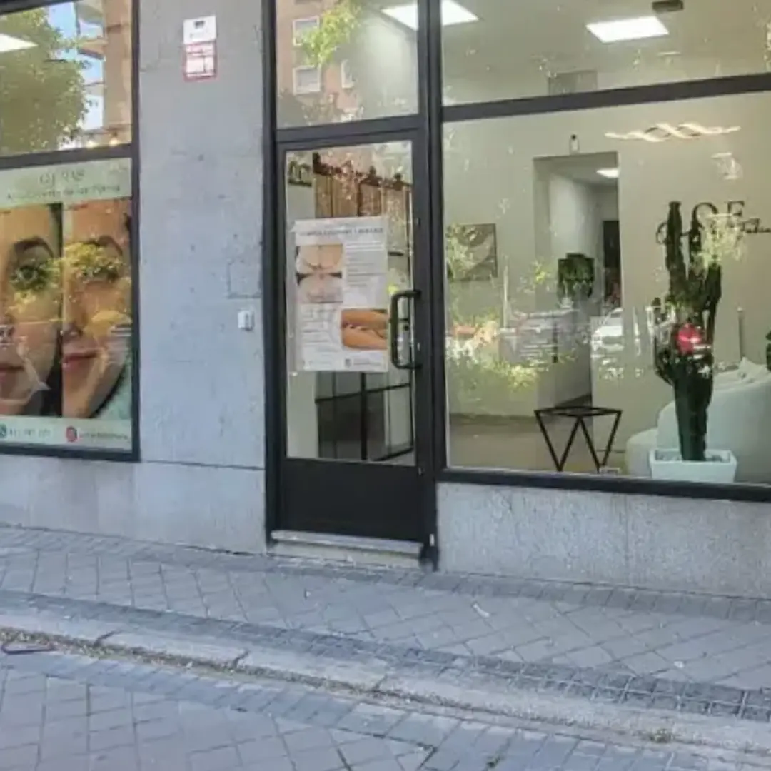 Foto de la entrada del local situado en la avenida de bruselas 75, en el barrio de salamanca, en madrid.